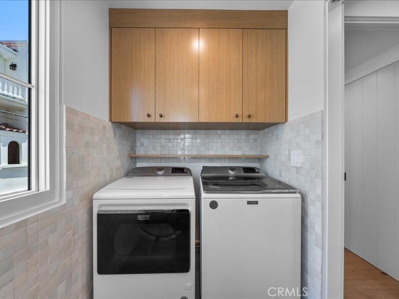 Interior, Washer, Wood Texture Flooring