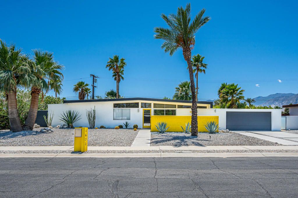 Exterior, Facade, Ranch
