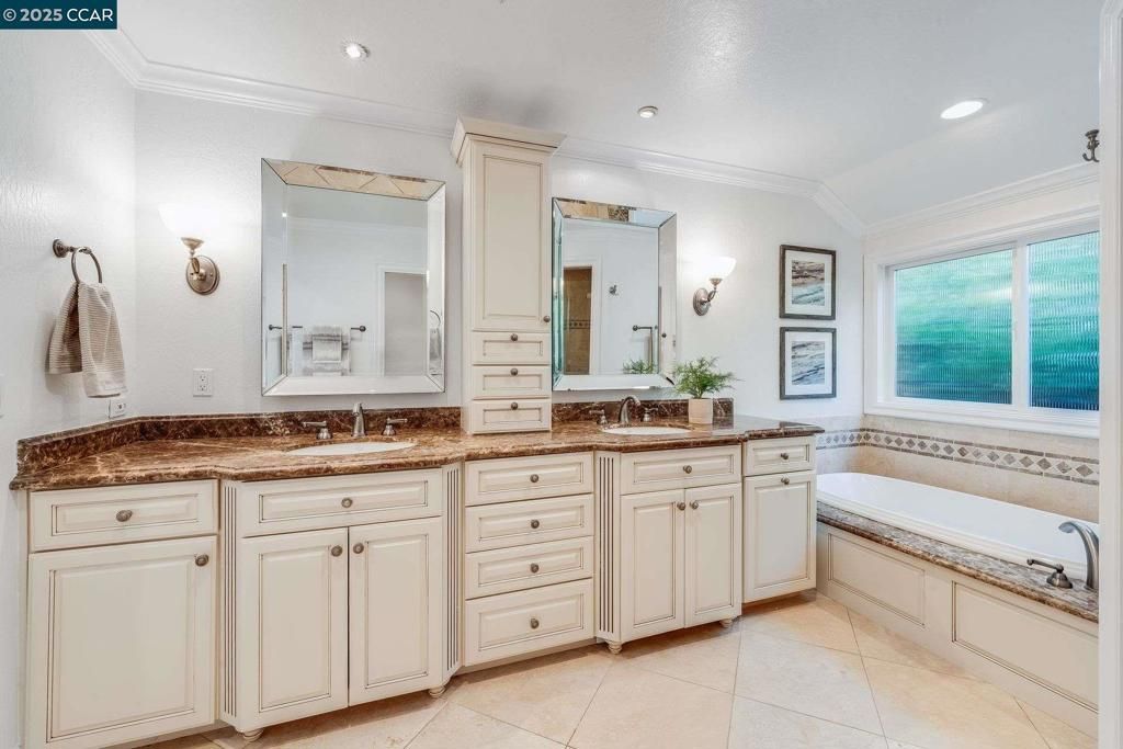 Bathroom, Dual Sink Vanities, Interior, Recessed Lighting