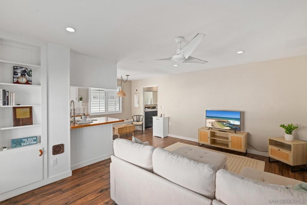 Interior, Living room, Pendant Lights, Recessed Lighting, Wood Texture Flooring