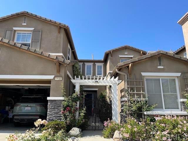 Attached, Exterior, Facade, Mediterranean