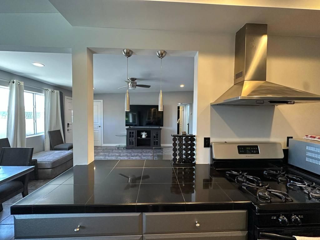 Fireplace, Interior, Kitchen, Recessed Lighting