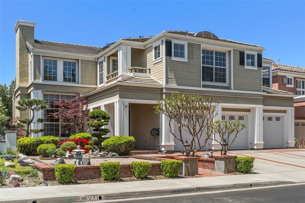 Attached, Exterior, Facade, Mediterranean