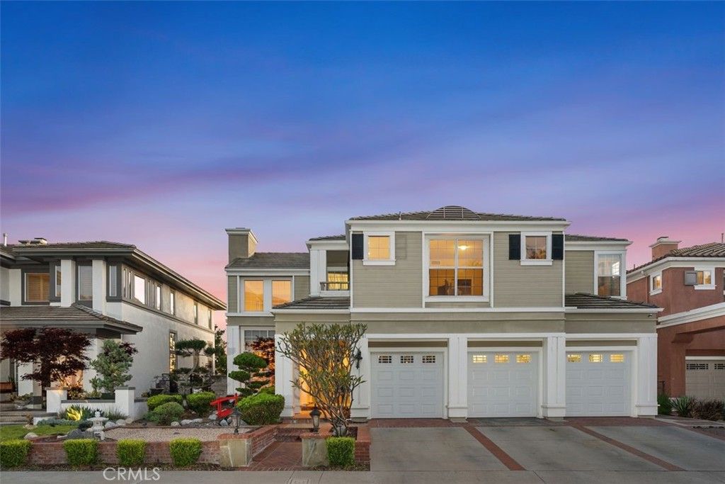Attached, Exterior, Facade, Mediterranean
