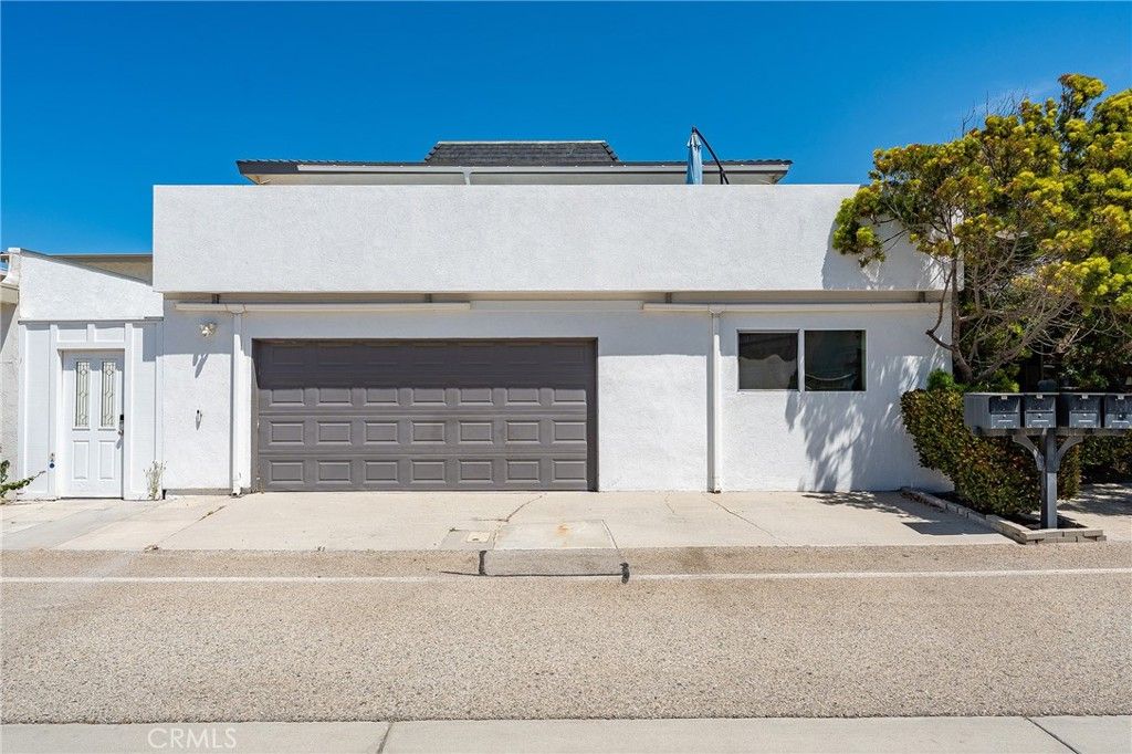 Attached, Exterior, Facade, Modern