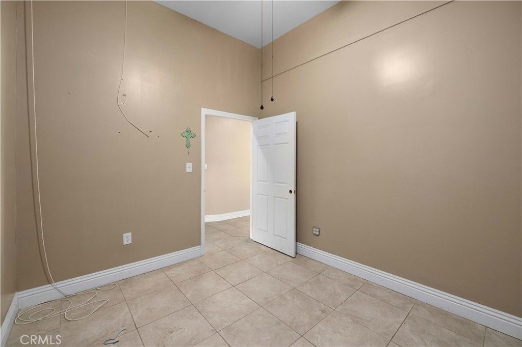 Empty room, Interior