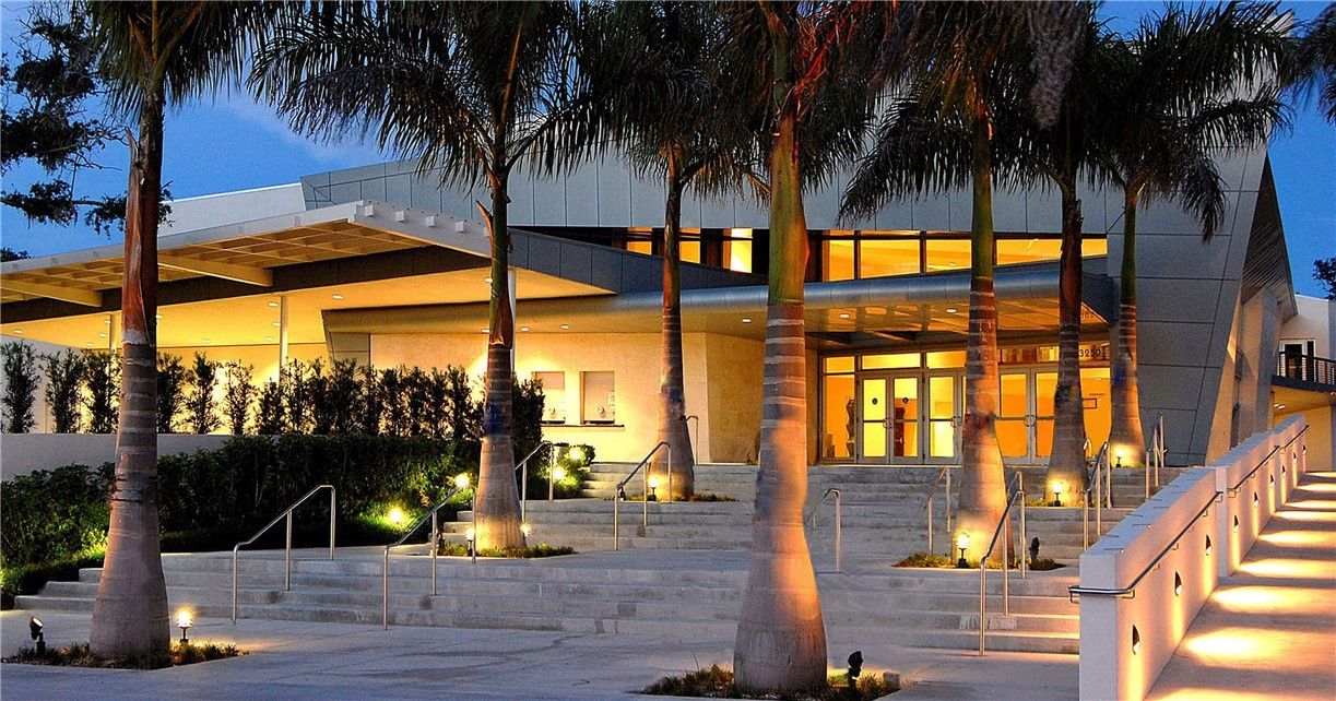 Exterior, Facade, Modern