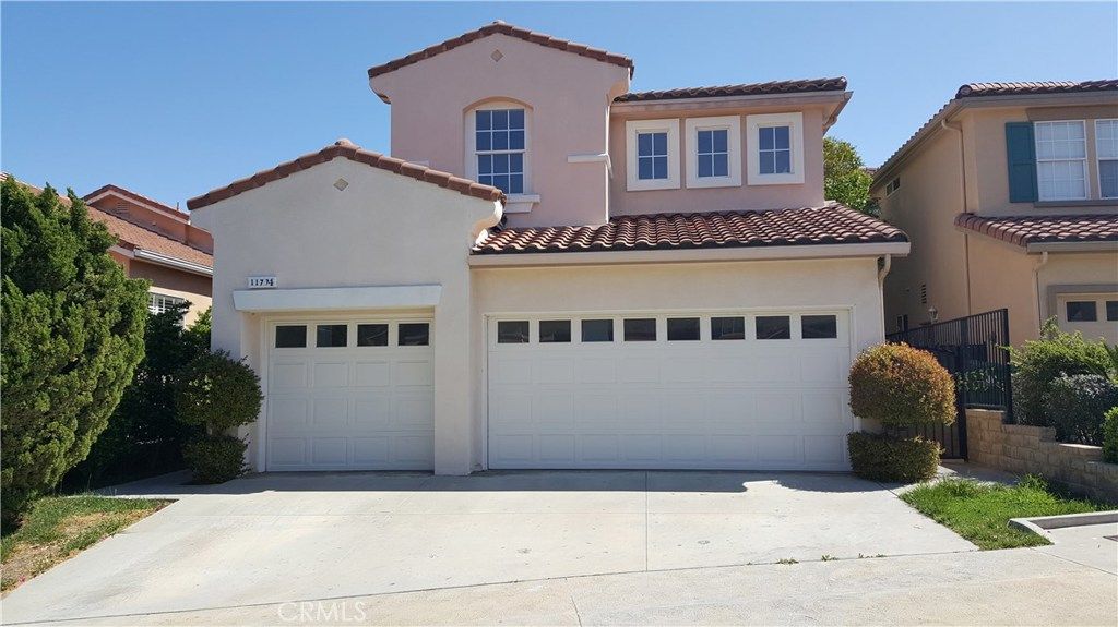 Attached, Exterior, Facade, Mediterranean