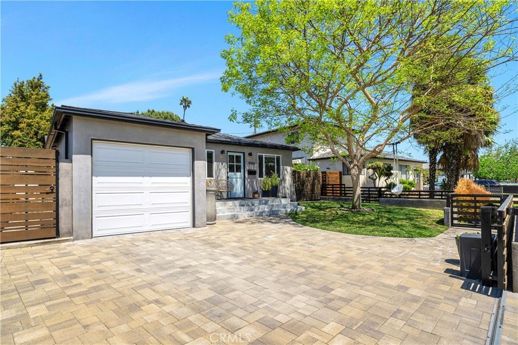 Attached, Backyard, Exterior, Facade, Modern