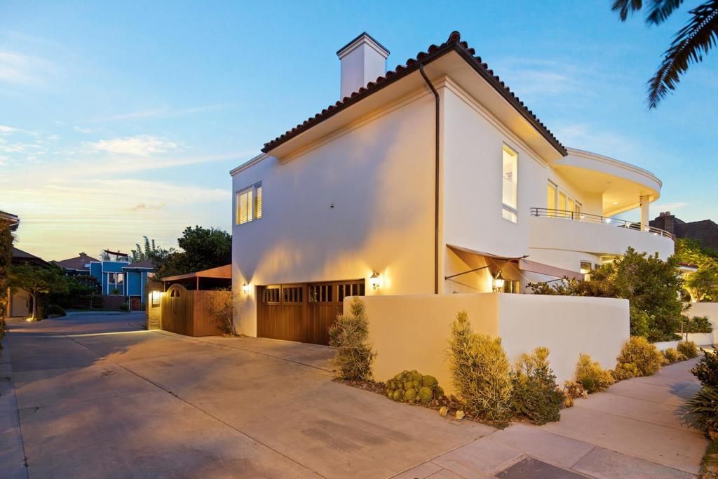 Exterior, Facade, Modern