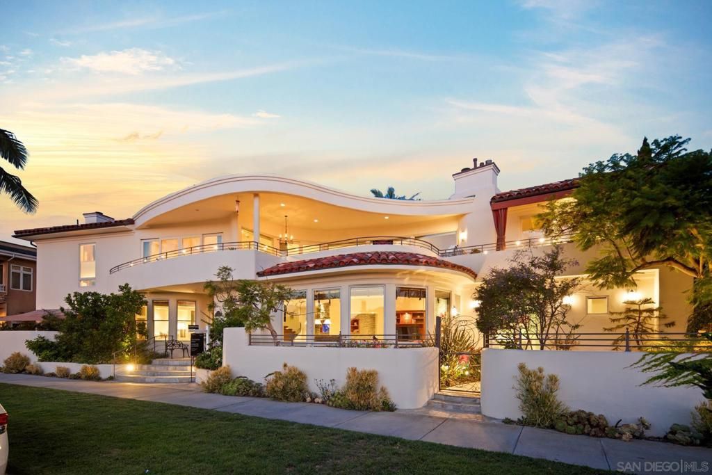 Exterior, Facade, Mediterranean