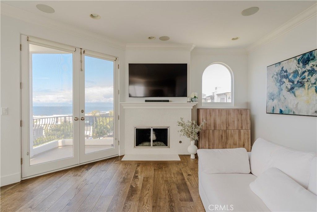 Fireplace, Interior, Recessed Lighting, Water, Wood Texture Flooring
