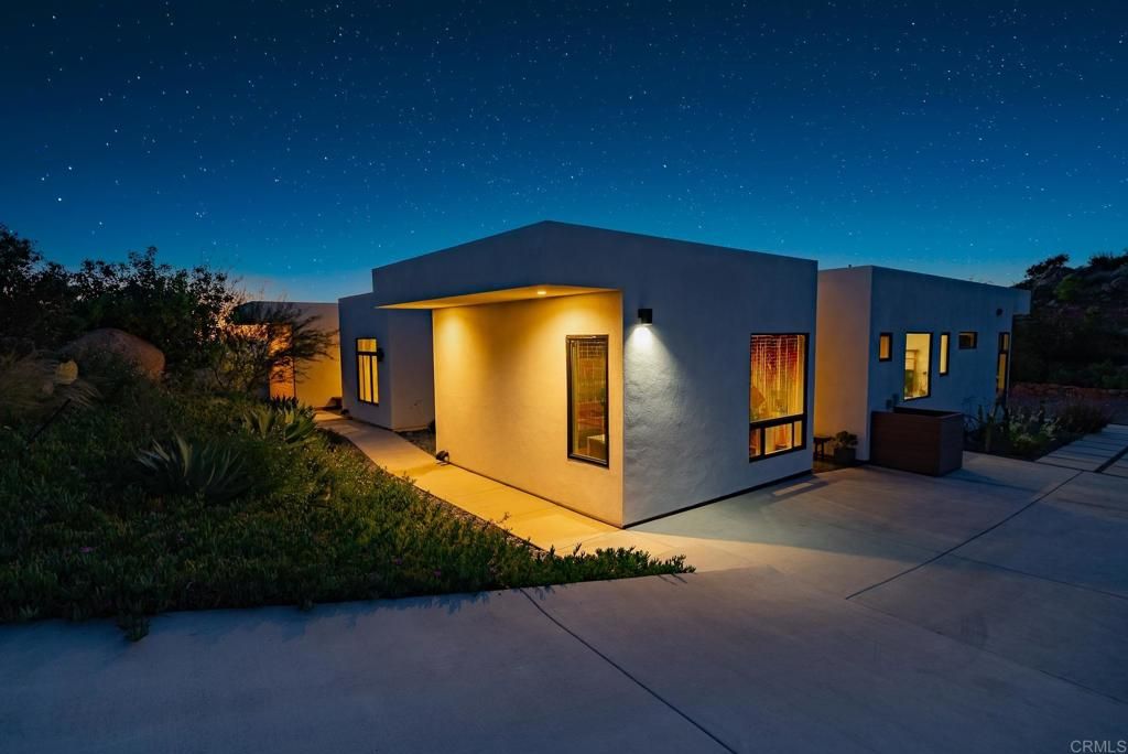 Exterior, Facade, Modern