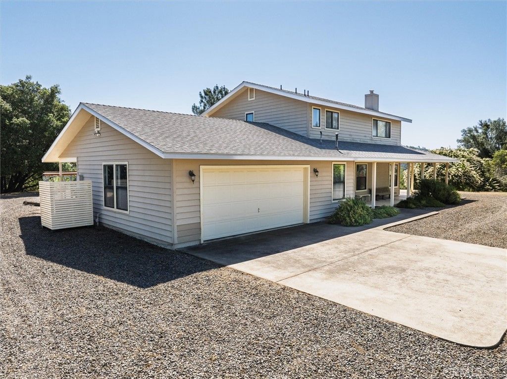 Attached, Exterior, Facade, Farmhouse