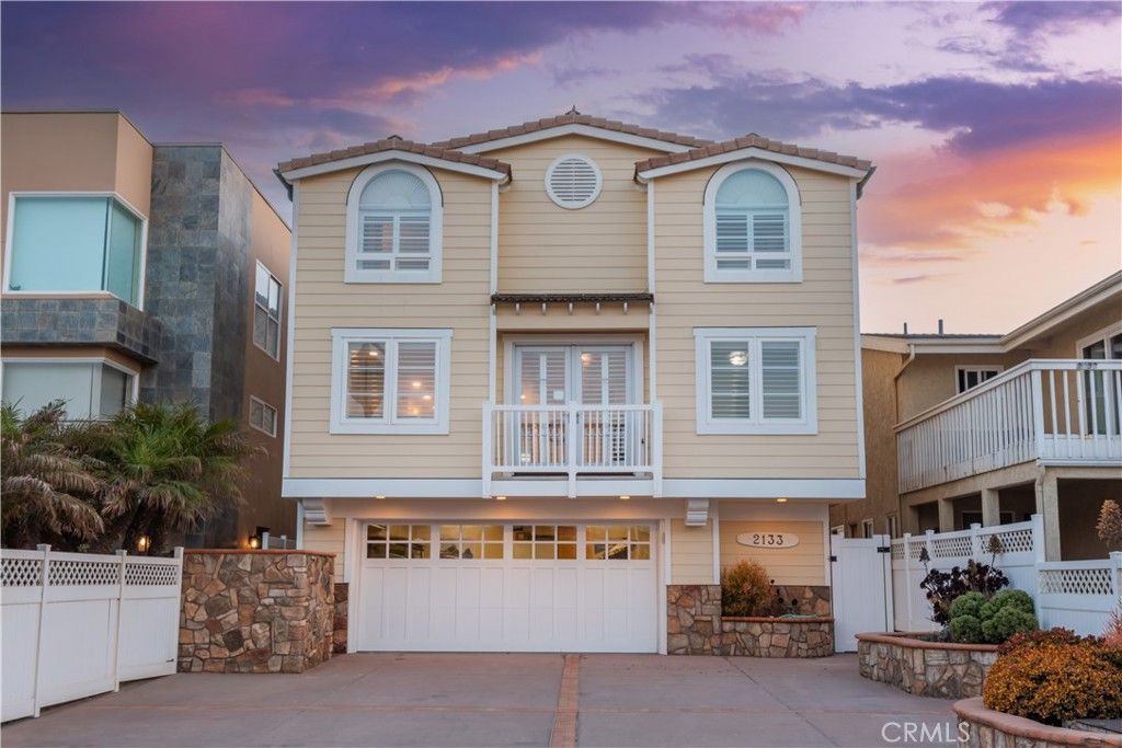 Attached, Exterior, Facade, Rowhouse