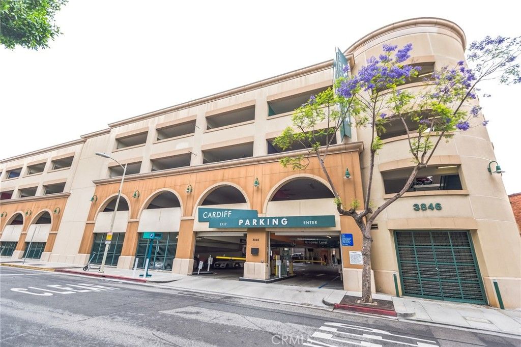 Exterior, Facade, Condo Building
