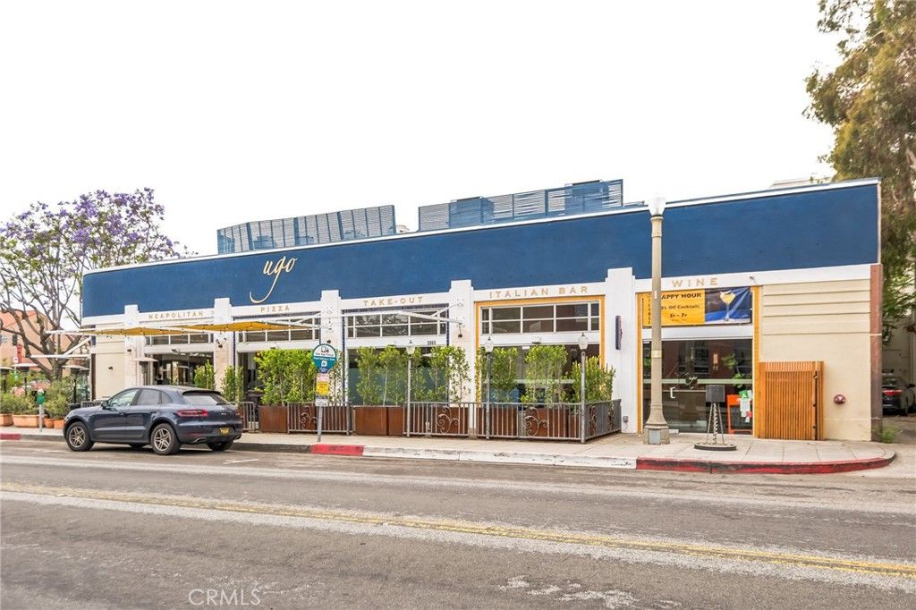Exterior, Facade, Modern