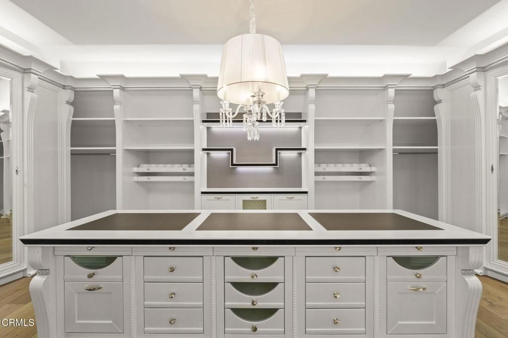 Interior, Walk-in Closets, Wood Texture Flooring
