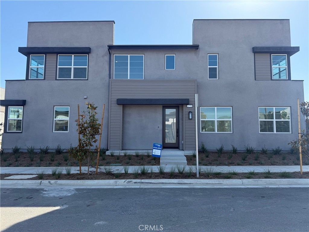 Exterior, Facade, Modern