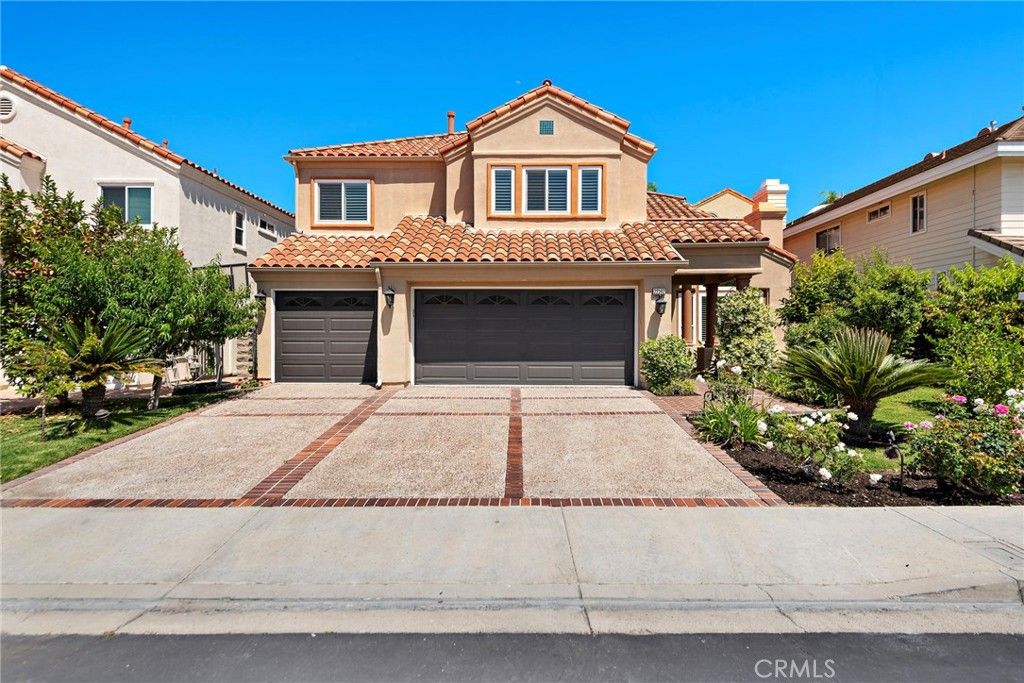 Attached, Exterior, Facade, Mediterranean