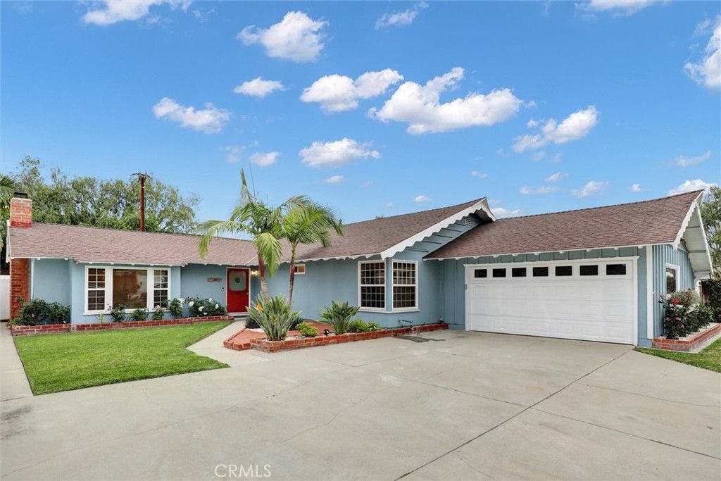 Attached, Exterior, Facade, Ranch