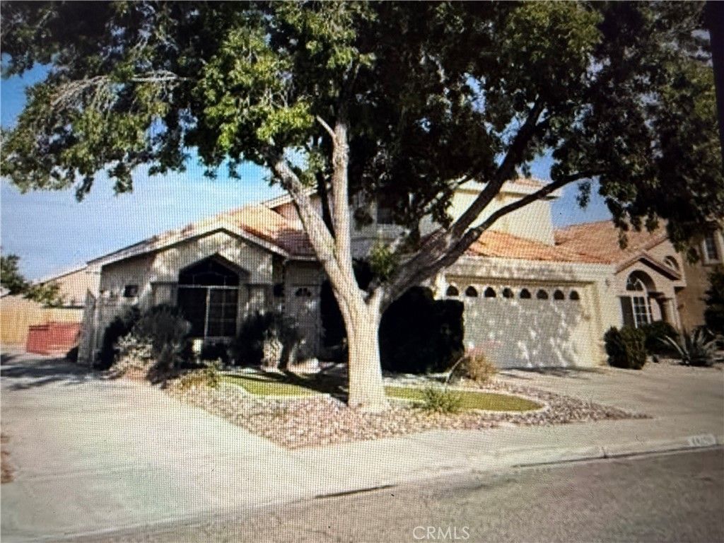 Attached, Exterior, Facade, Mediterranean