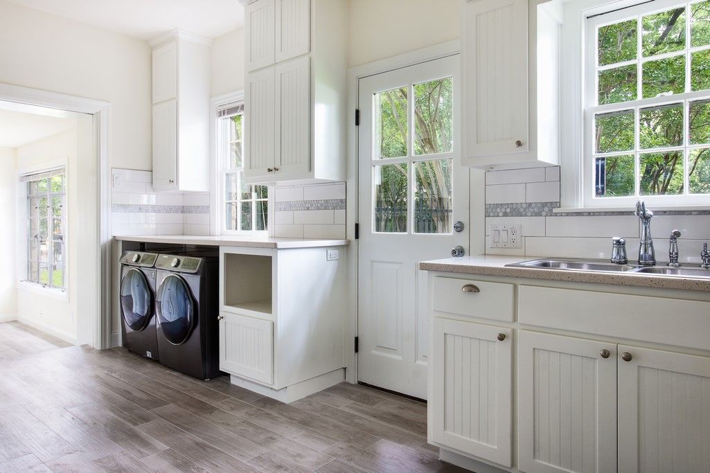 Interior, Washer, Wood Texture Flooring