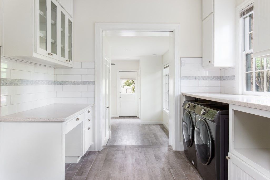 Interior, Washer, Wood Texture Flooring