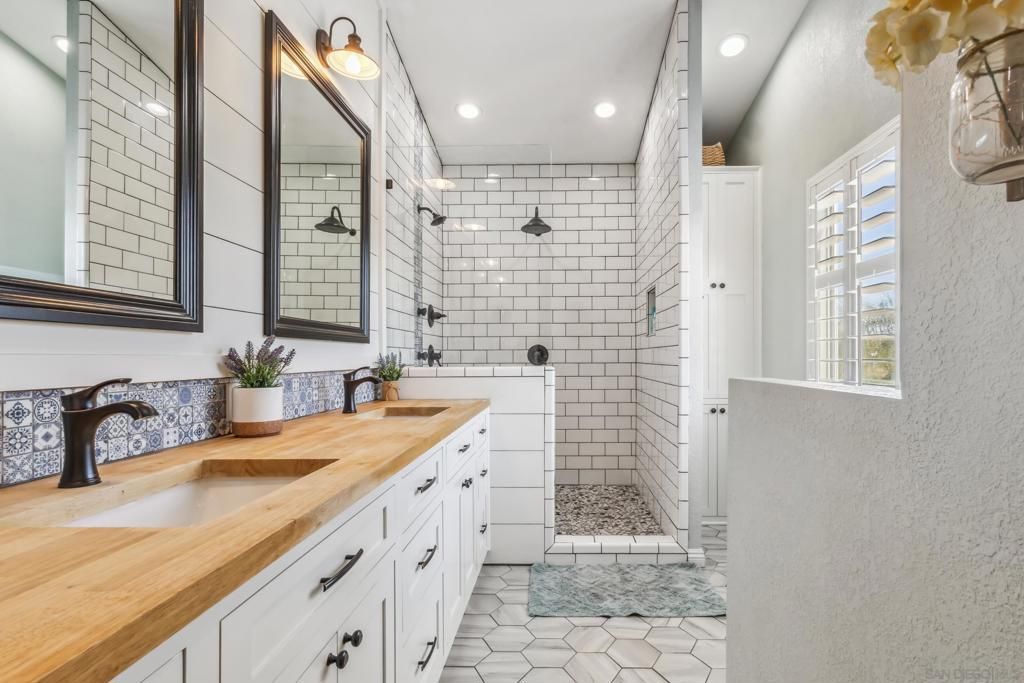 Bathroom, Dual Sink Vanities, Interior, Recessed Lighting