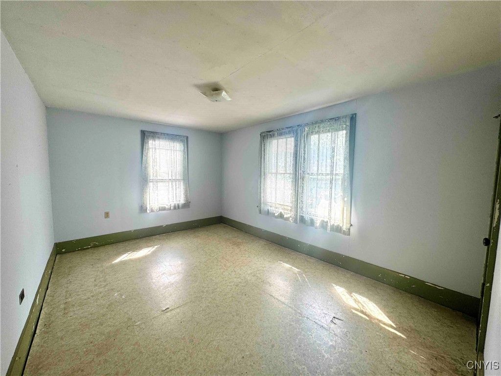 Empty room, Interior
