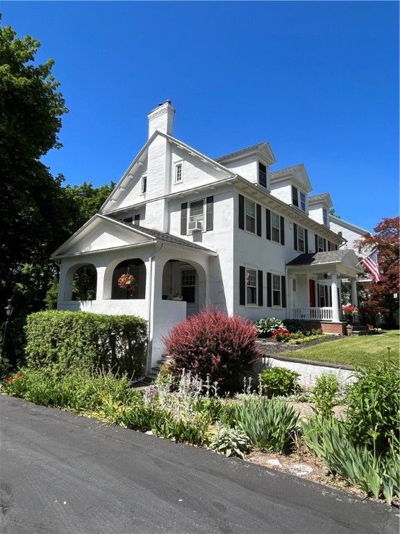 Exterior, Facade, Queen Anne Victorian