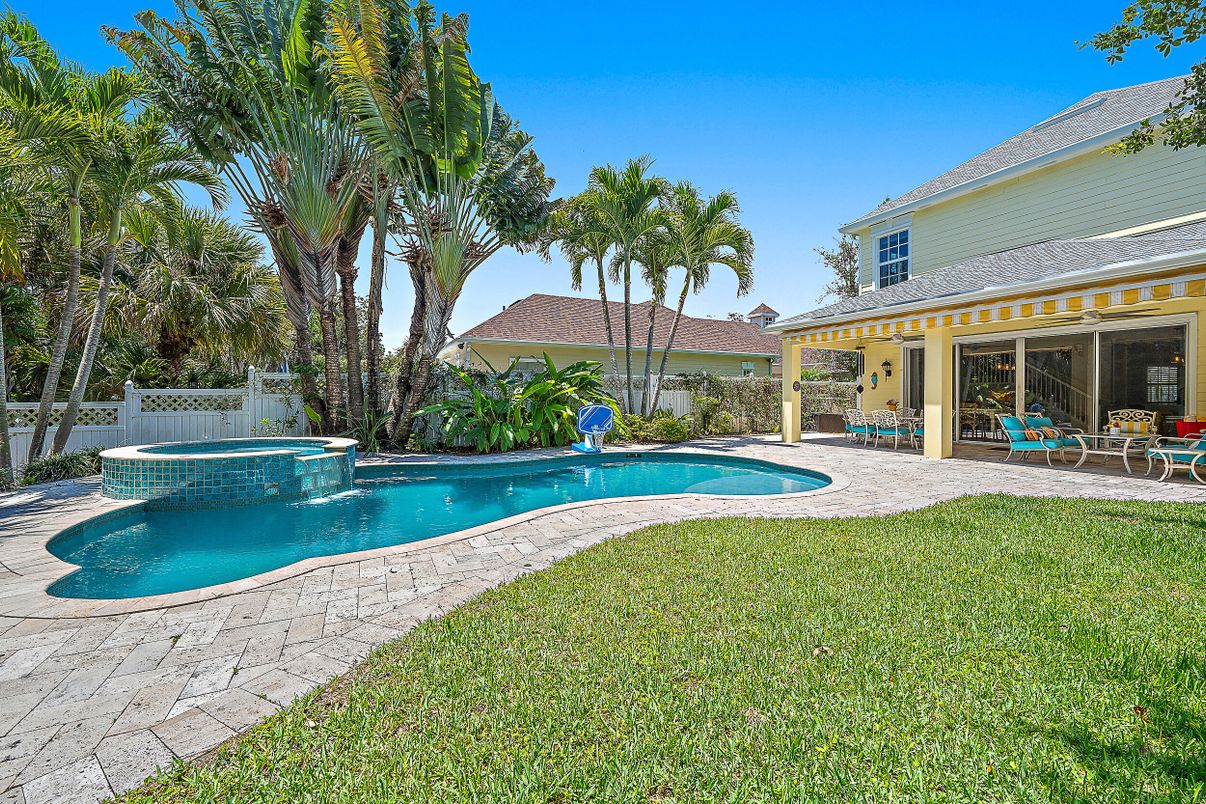Exterior, Pool