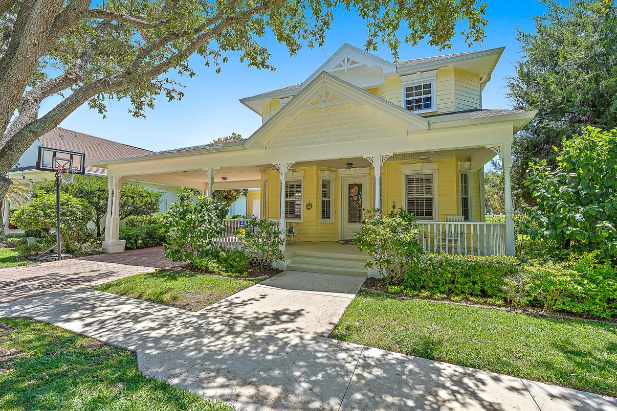 Exterior, Facade, American Foursquare