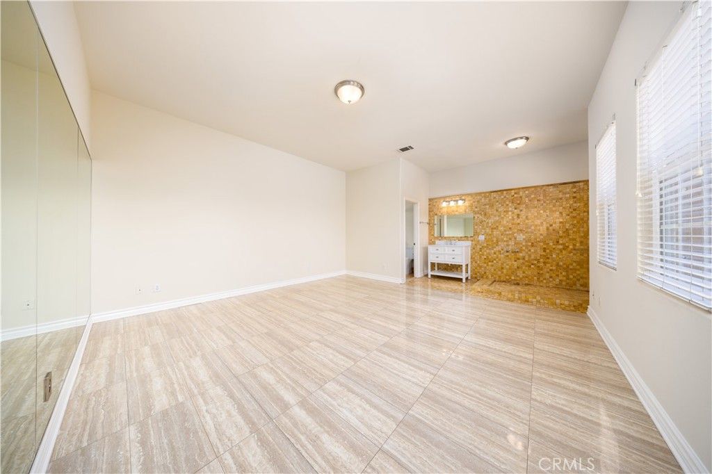 Empty room, Interior