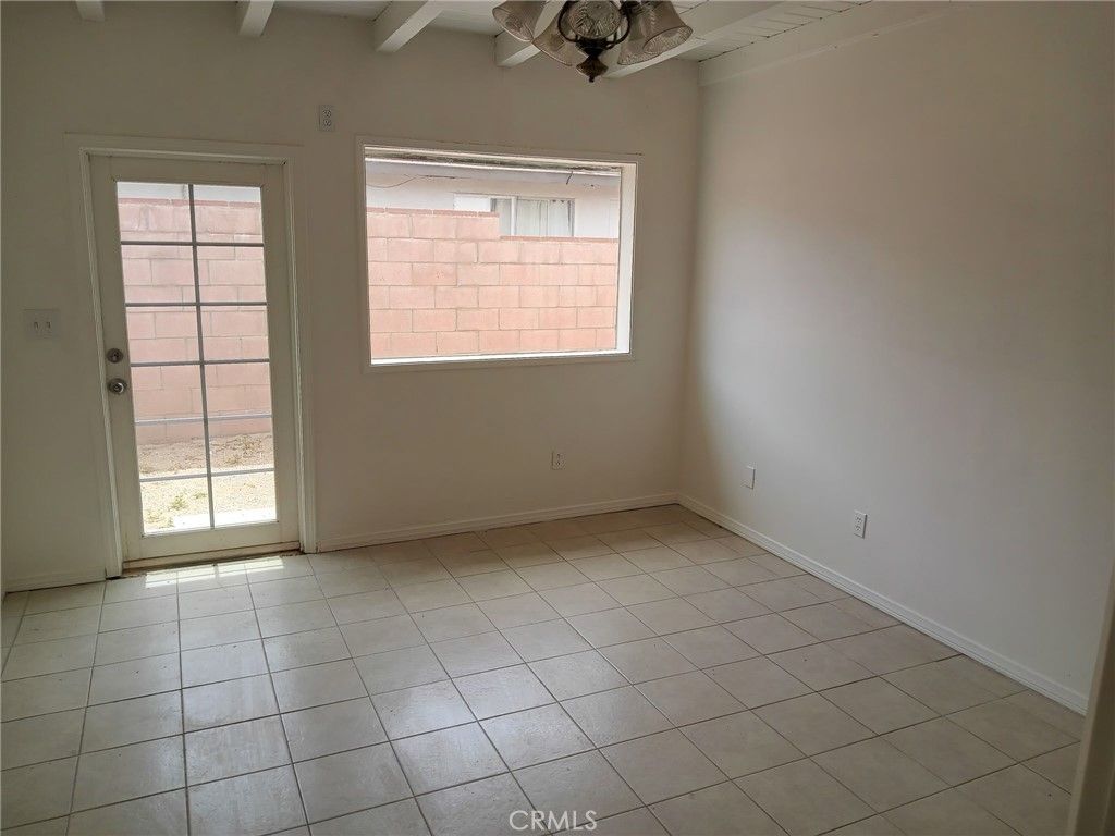 Empty room, Interior