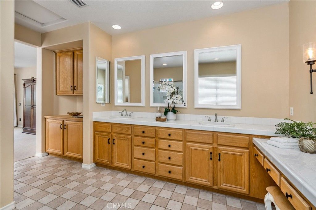 Bathroom, Dual Sink Vanities, Interior, Recessed Lighting