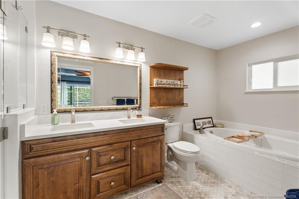 Bathroom, Dual Sink Vanities, Interior, Recessed Lighting