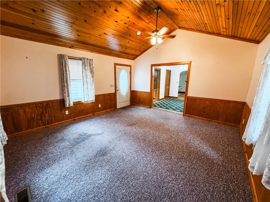 Empty room, Interior, Wooden Ceilings