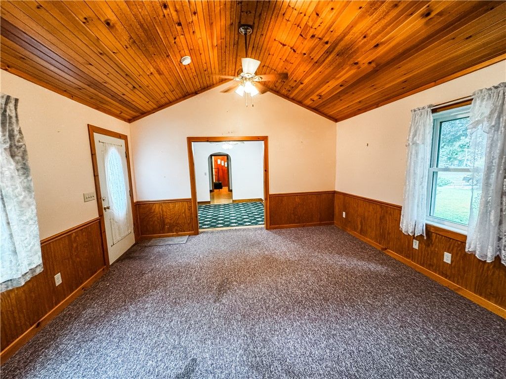Empty room, Interior, Wooden Ceilings