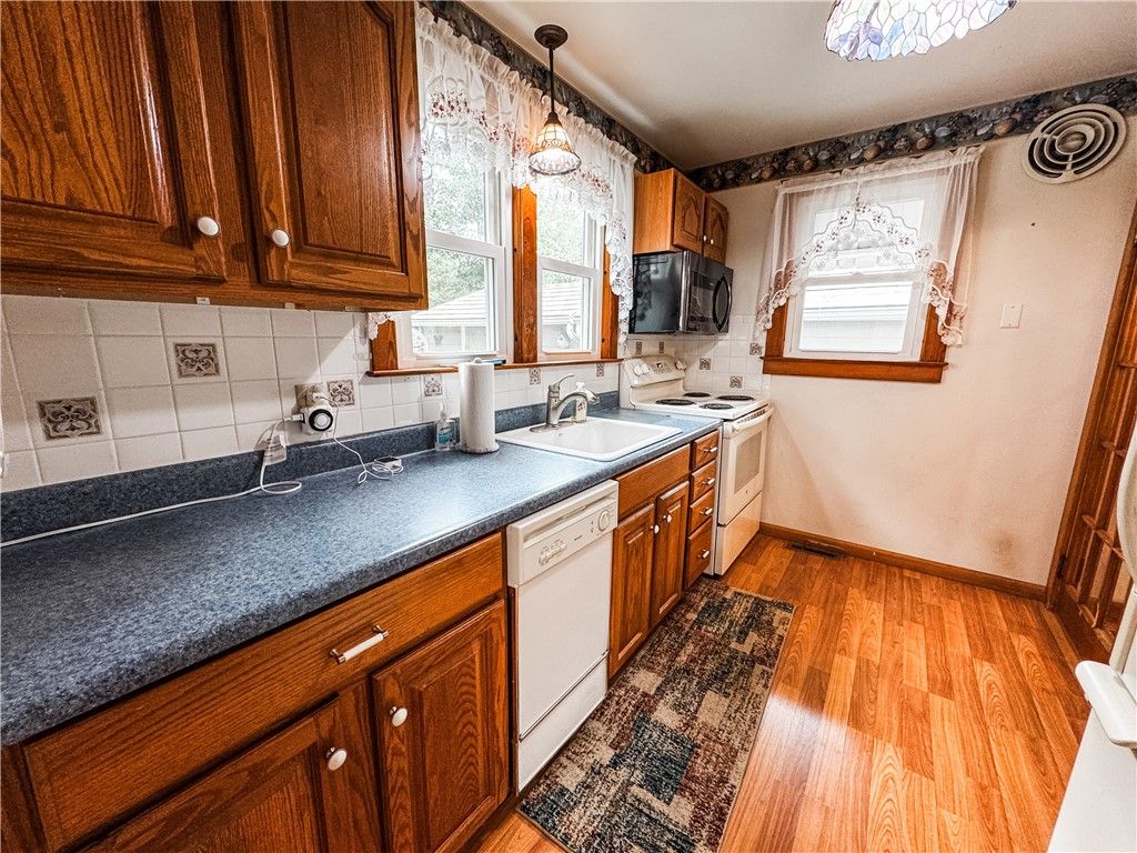 Interior, Kitchen, Pendant Lights, Wood Texture Flooring