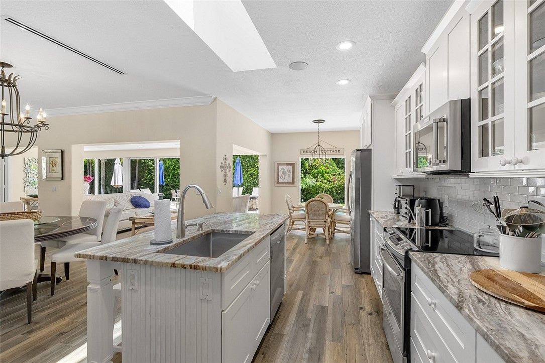 Chandelier, Dining room, Interior, Kitchen, Pendant Lights, Recessed Lighting, Wood Texture Flooring