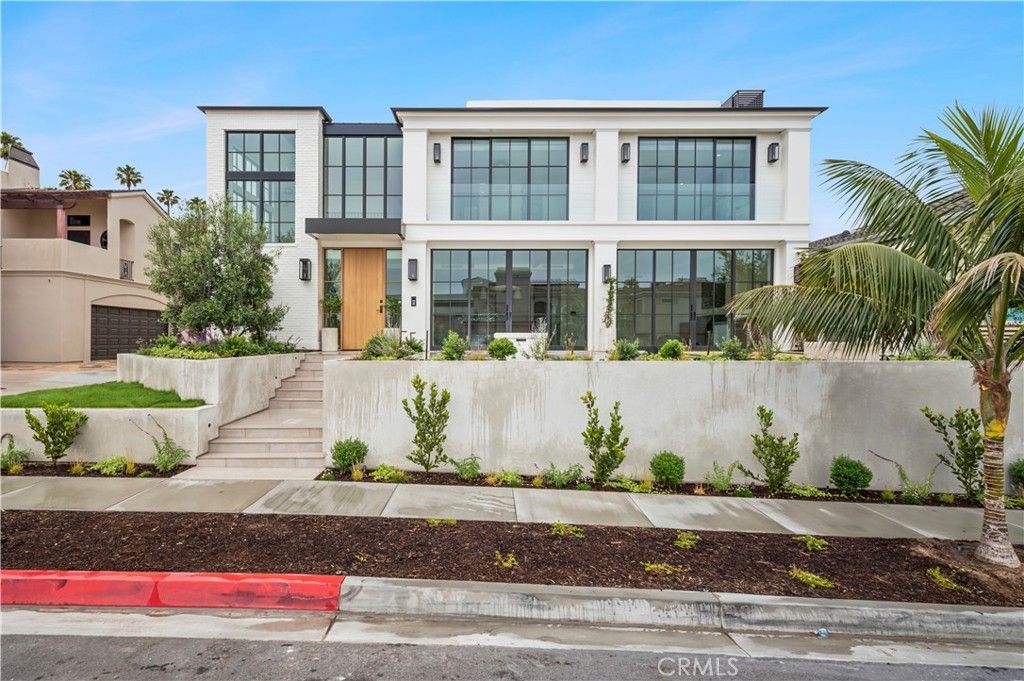 Exterior, Facade, Modern