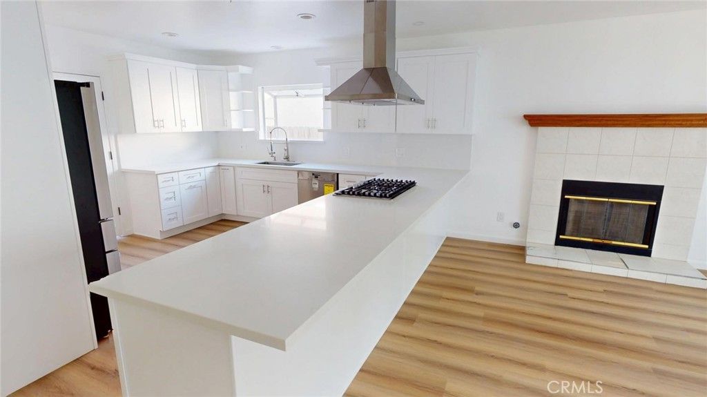 Fireplace, Interior, Kitchen, Recessed Lighting, Wood Texture Flooring