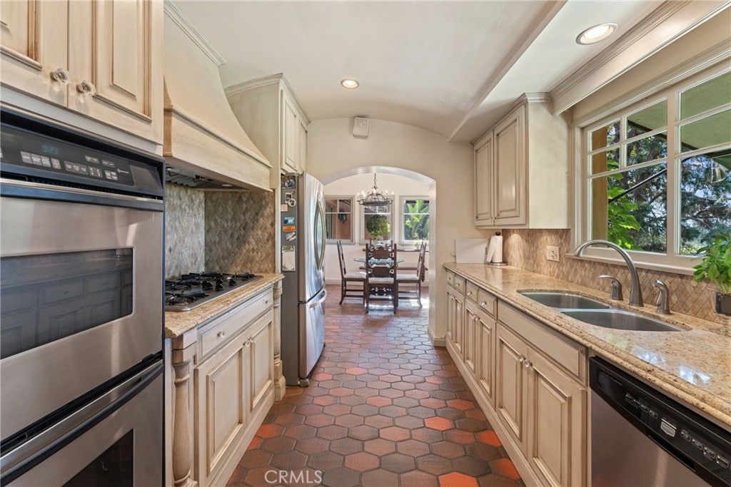 Chandelier, Dining room, Interior, Kitchen, Recessed Lighting, Stainless Steel Appliances