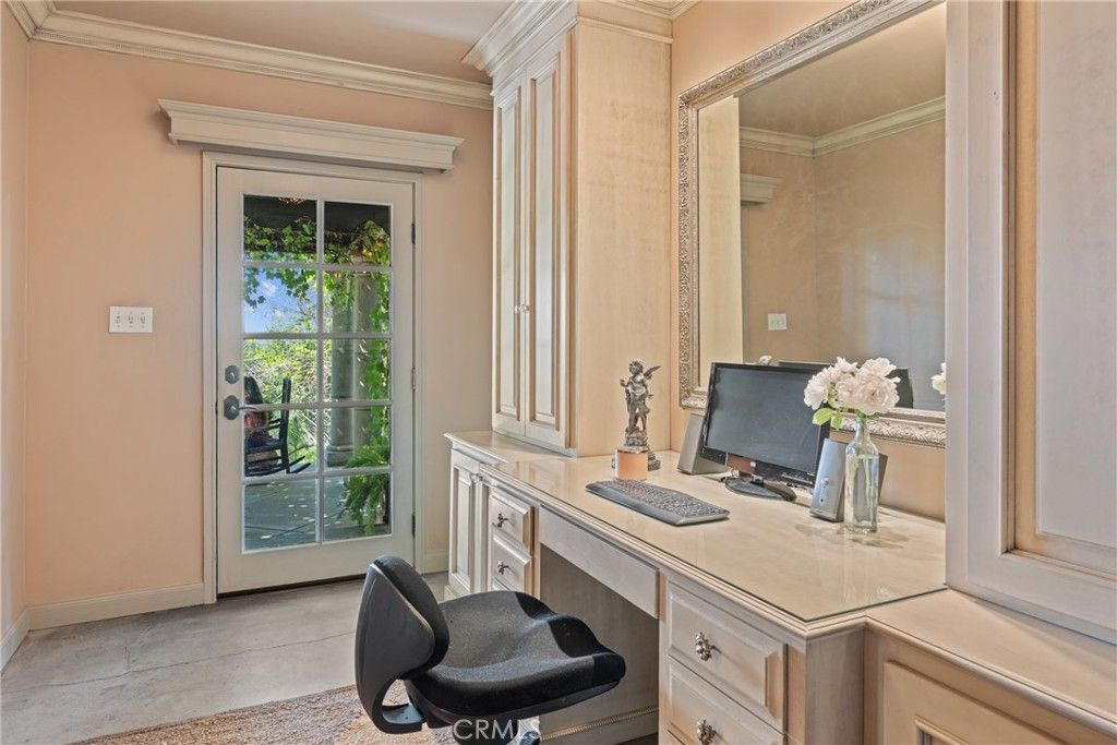 Home Office, Interior