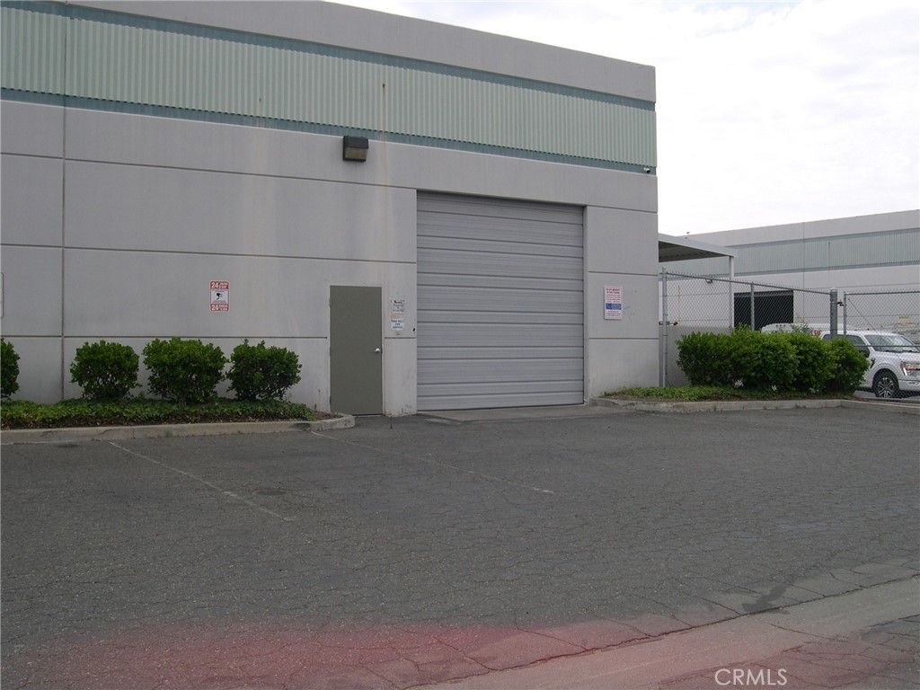 Attached, Exterior, Facade, Modern