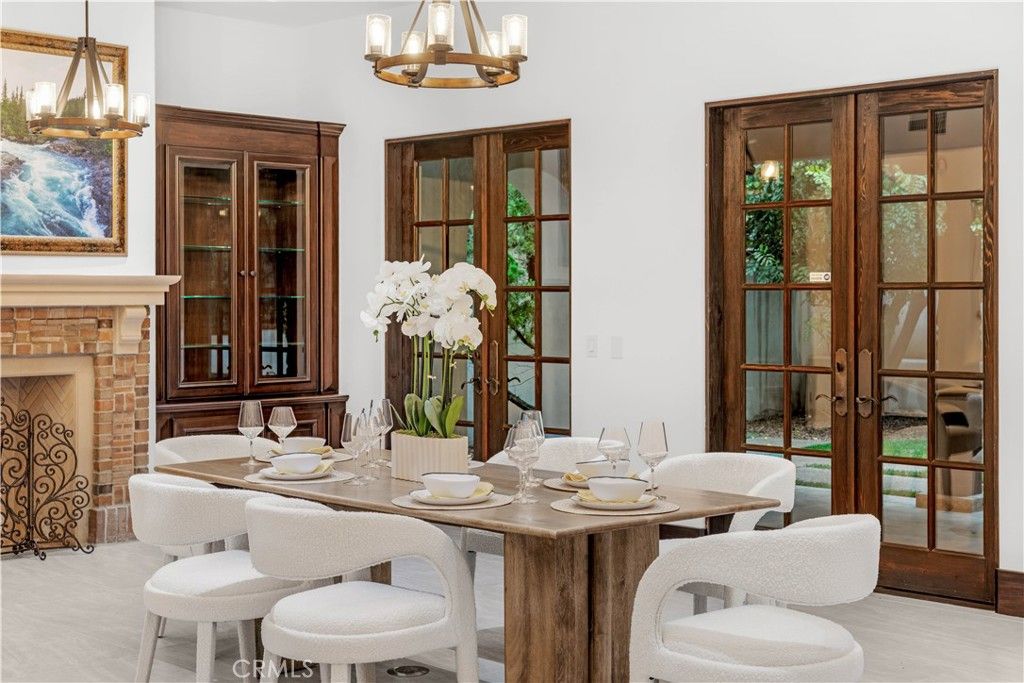 Chandelier, Dining room, Fireplace, Interior, Pendant Lights
