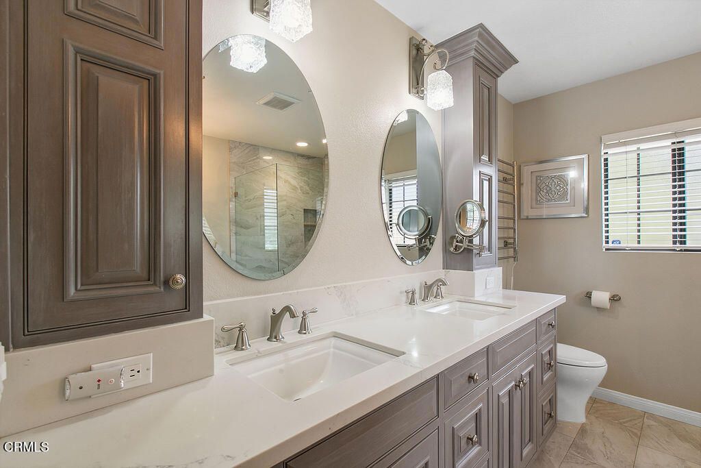 Bathroom, Dual Sink Vanities, Interior, Recessed Lighting