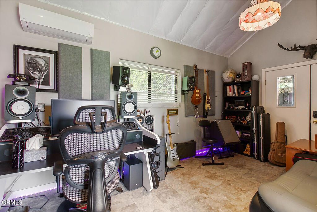Home Office, Interior