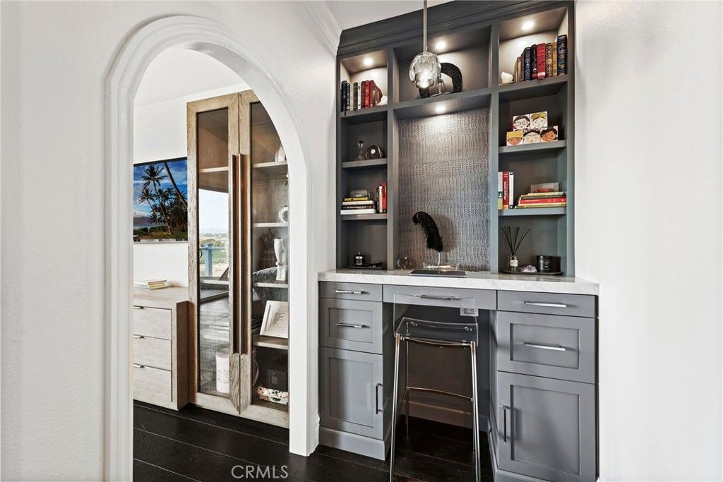 Home Office, Interior